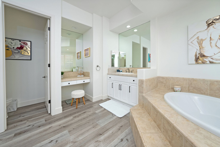 Bathroom 4, Luxurious 5BR Resort Style Home w/ Pool & Spa, Riverside