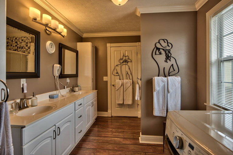 Bathroom 3, Southern Cross Guest Ranch, Morgan