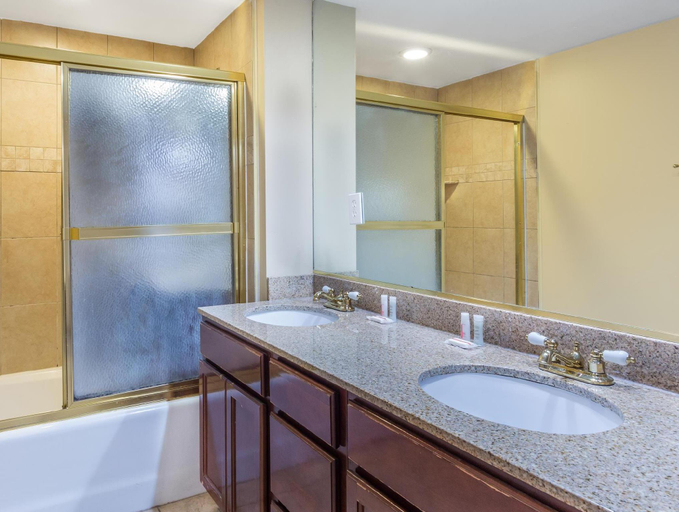 Bathroom 2, Aquarius Oceanfront Hotel, Virginia Beach