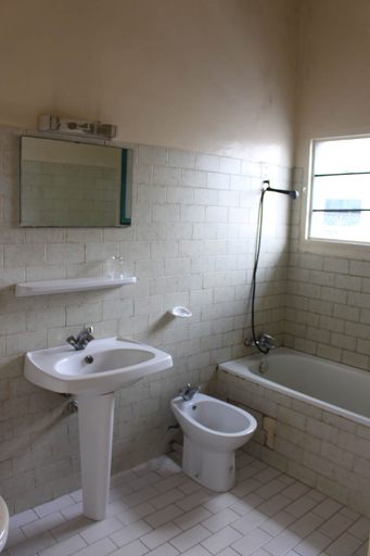 Bathroom 3, Hotel Beausejour Mirabel, Wouri