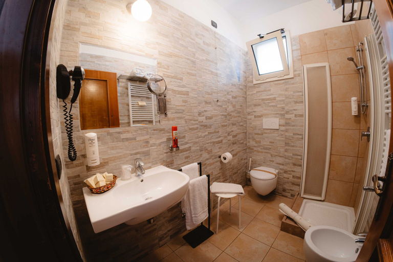 Bathroom 4, Hotel Accord Le Rose, Taranto