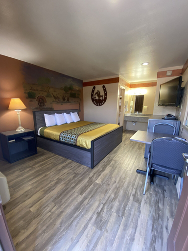 Bedroom 4, Americas Best Value Inn The Legends Inn, Kimble