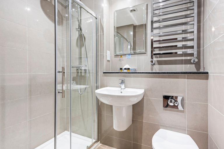 Bathroom 4, The George Hotel, Essex