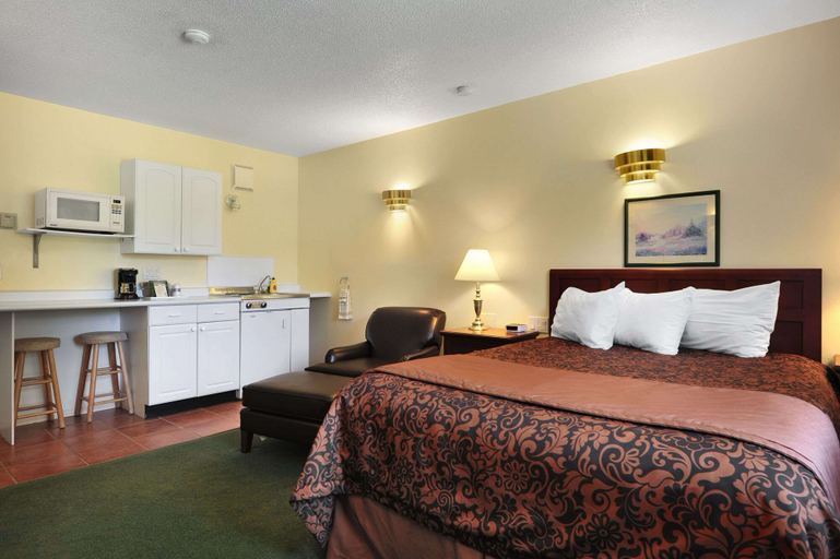 Bedroom 3, Travelodge by Wyndham Simcoe, Haldimand-Norfolk
