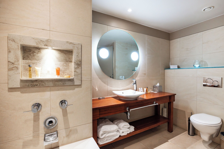 Bathroom 5, The Royal Yacht