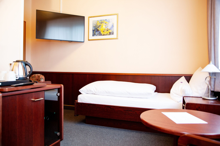 Bedroom 4, Hotel Lonac, Duisburg