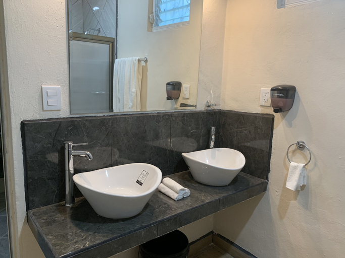 Bathroom 3, Alojamiento en Cancún StayCancún, Isla Mujeres