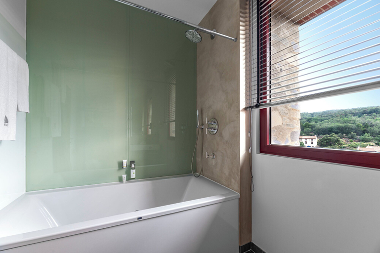 Bathroom 5, Domaine Riberach – Hôtel 4* - Restaurant gastronomique - Spa - Piscine - Vignoble, Pyrénées-Orientales