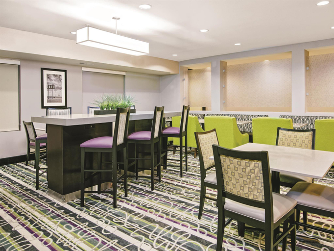 Food & Drinks 5, Staybridge Suites Spring – The Woodlands IHG, Montgomery
