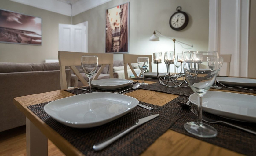 Food & Drinks, Belhaven Apartment, Glasgow
