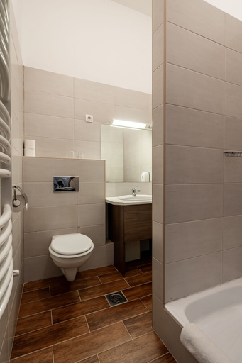 Bathroom 4, Full Moon Budapest, Budapesti