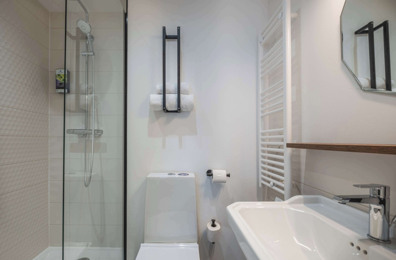 Bathroom 4, Sure Hotel by Best Western Lorient Centre, Morbihan