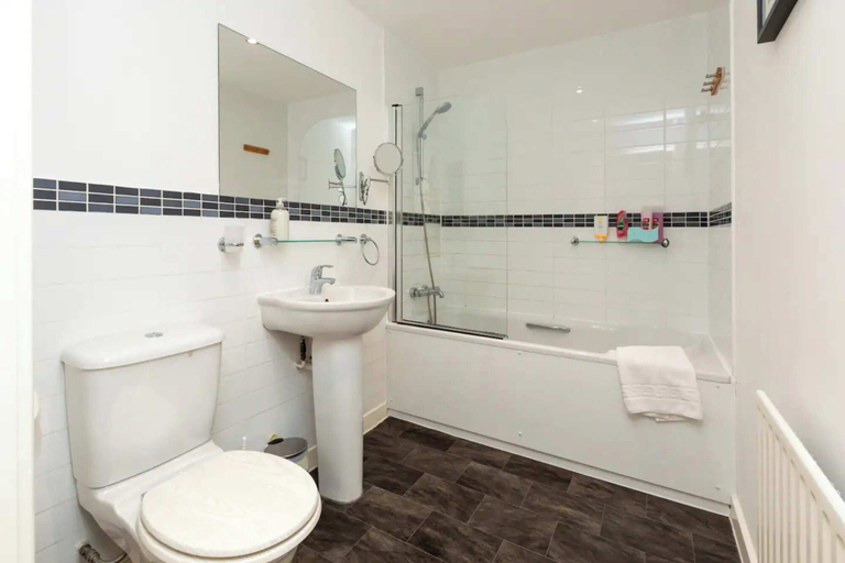 Bathroom 2, Bright & Airy 1 Bedroom Apartment in Trendy Peckham, London