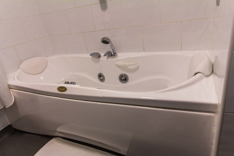 Bathroom 4, Padbrook Park, Devon