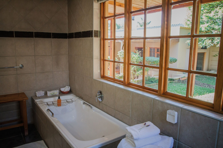 Bathroom 4, Guesthouse LaRachelle, Overberg