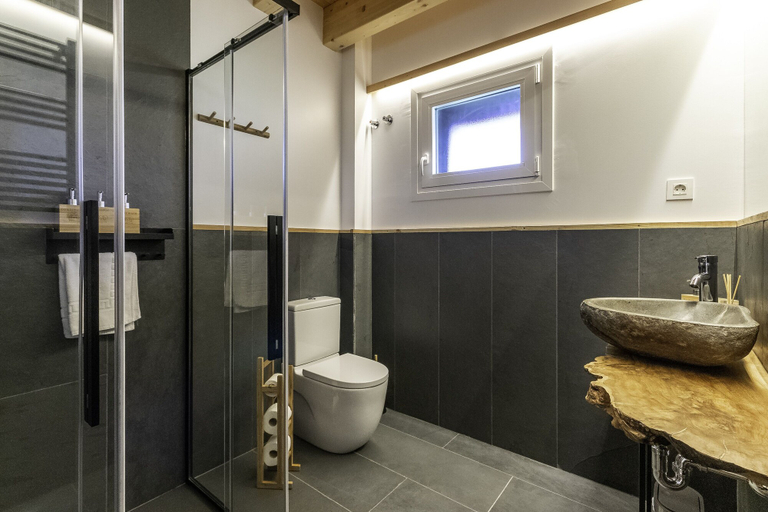 Bathroom 4, Basoan, Vizcaya