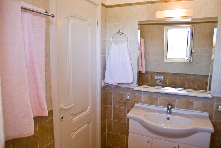 Bathroom 5, Kallicrates Village, Crete