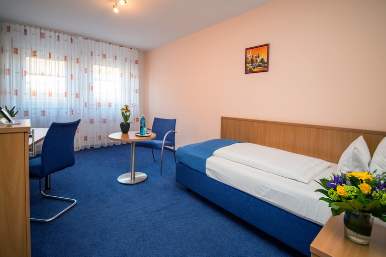 Bedroom 2, Hotel & Restaurant Goldener Pflug, Ludwigsburg