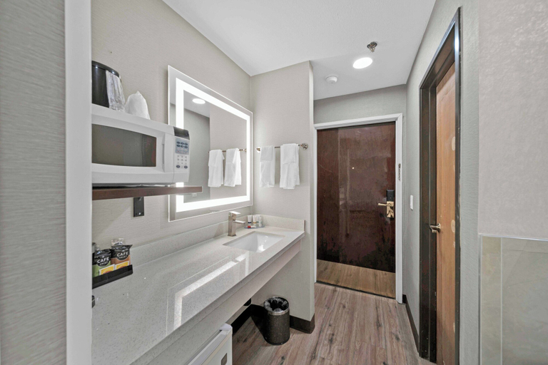 Bathroom 4, Baymont by Wyndham Anderson, Shasta