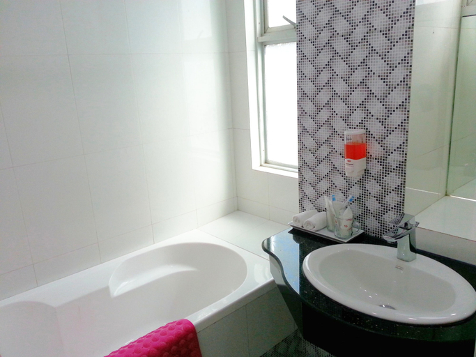 Bathroom 4, Grand Laurel Hotel, Yangon