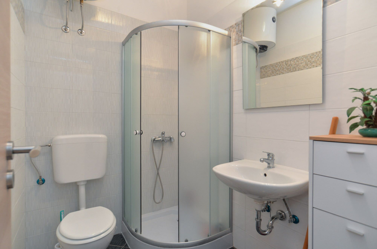 Bathroom 3, Apartment 1355, Pula