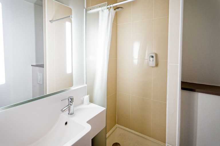 Bathroom 4, B&B HOTEL Nantes Rezé Saint-Sébastien, Loire-Atlantique