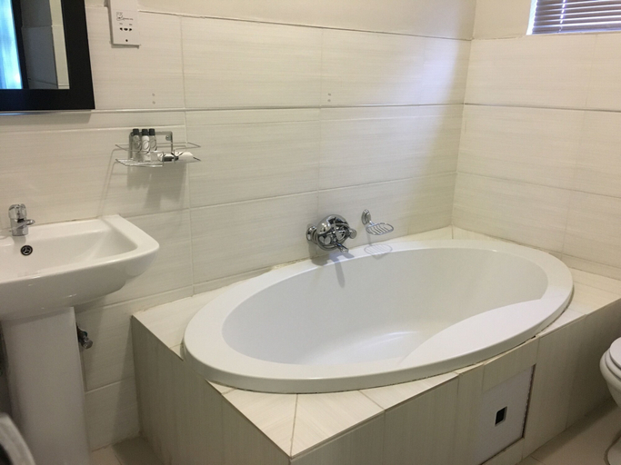 Bathroom 3, Travel Link Guest House, Tutume