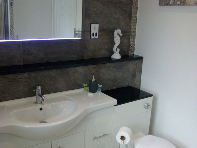 Bathroom 4, Lockinbar Holiday Apartment, Pembrokeshire
