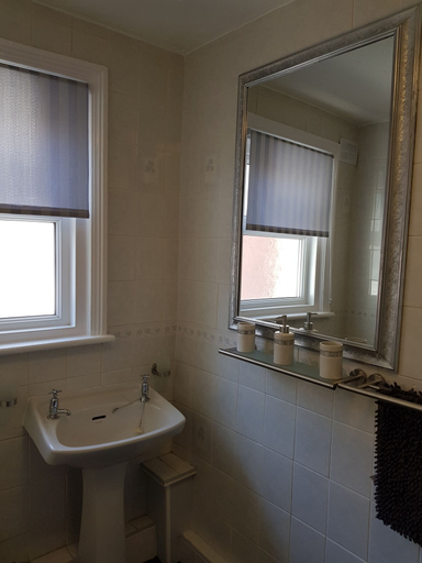 Bathroom 5, Modern 1-bed Apartment in Blackpool, Blackpool