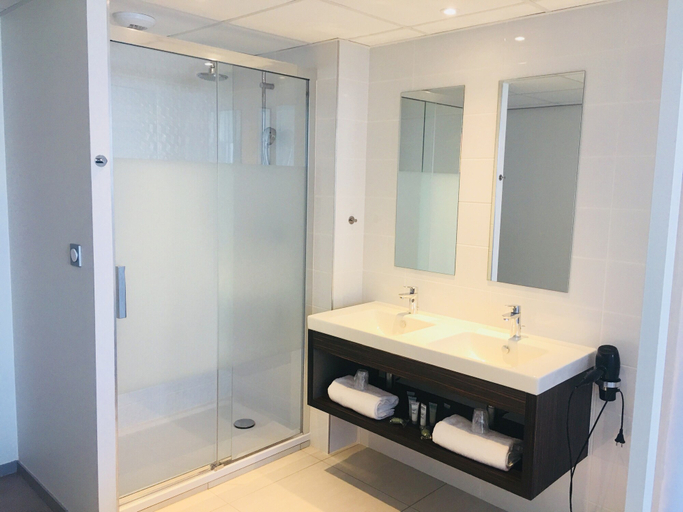 Bathroom 4, Le Nautica Hotel, Côtes-d'Armor