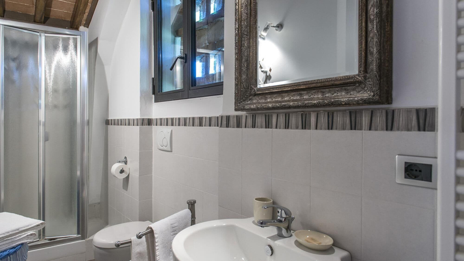 Bathroom 4, Podere Sant Eugenio 14, Siena