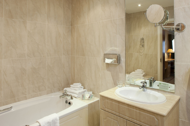 Bathroom 4, Holiday Inn Barnsley by IHG, Barnsley