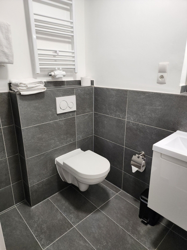 Bathroom 5, Davin City Apartments, Hamburg