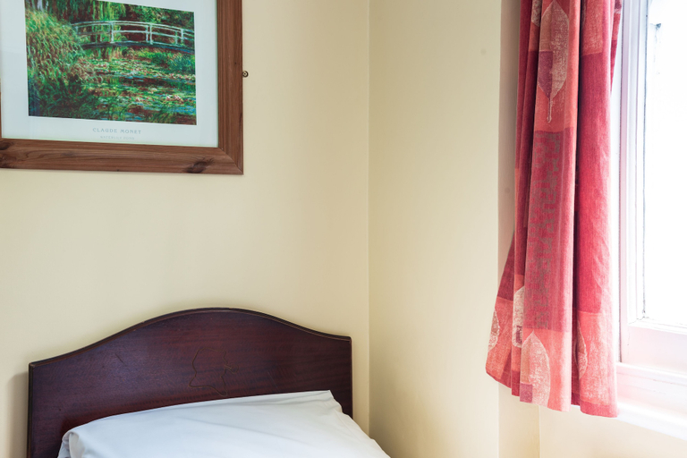 Bedroom 4, Dolphin Inn, London