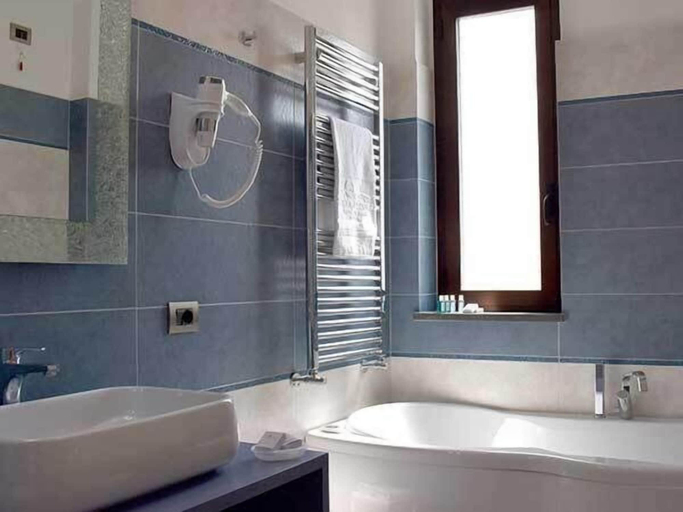 Bathroom 5, Hotel Riviera Azzurra, Messina