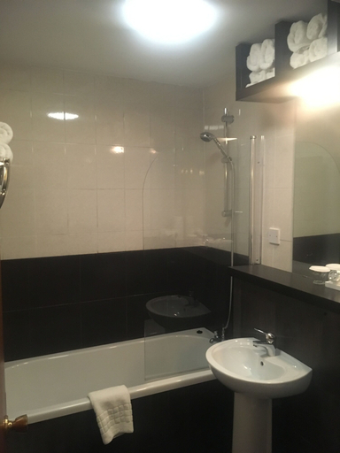 Bathroom 4, Gomersal Park Hotel, Kirklees