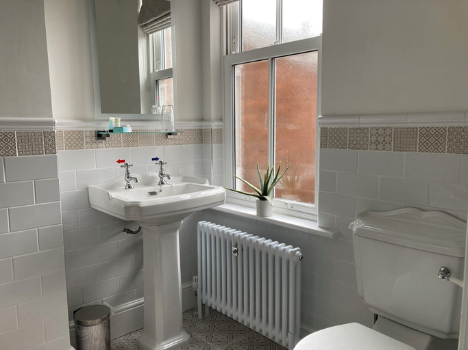 Bathroom 4, The Old Lodge Guest House, Lincolnshire
