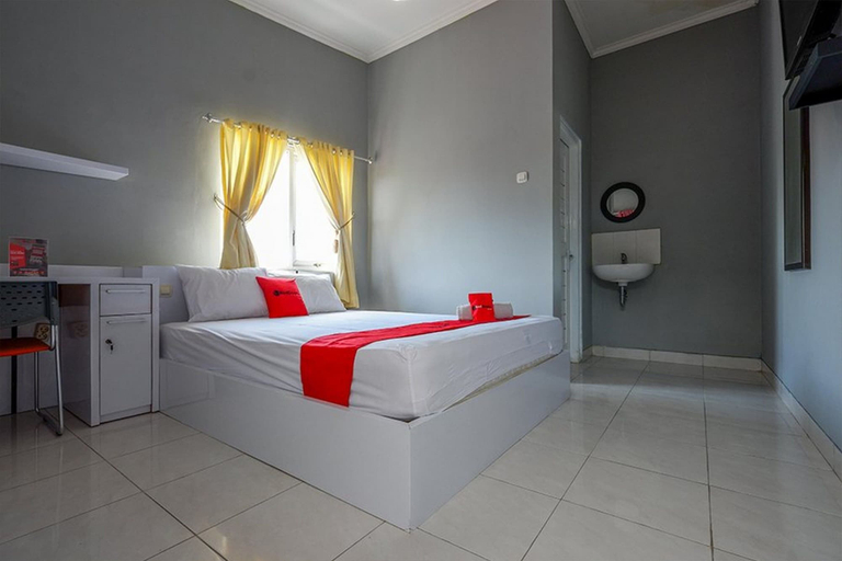Bedroom 3, RedDoorz near Solo Square 3, Solo