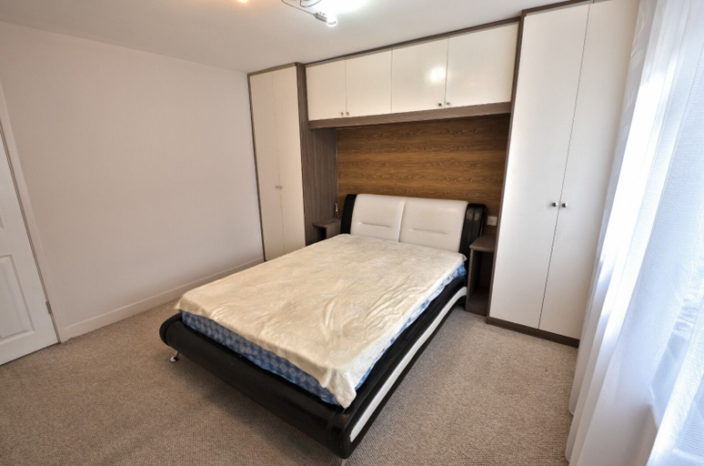 Bedroom 2, Immaculate 2-bed Apartment in Isleworth by River, London