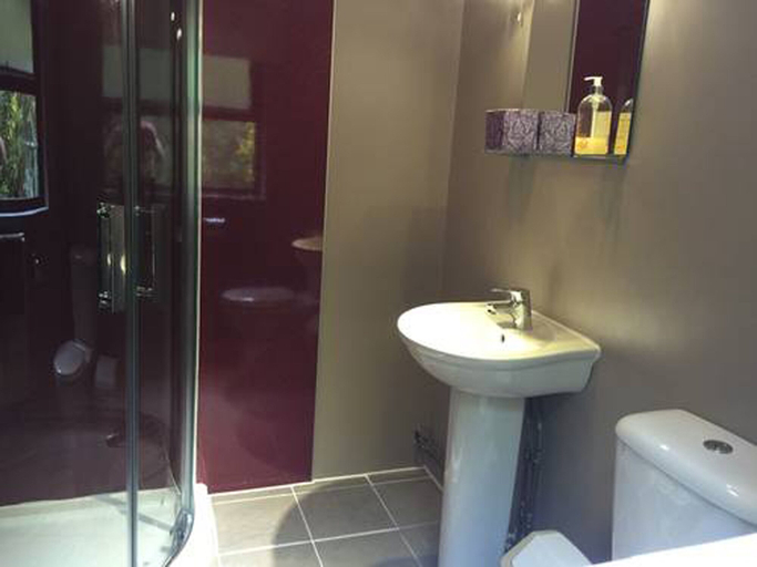 Bathroom 3, Cwm Irfon Lodge Cottages, Powys