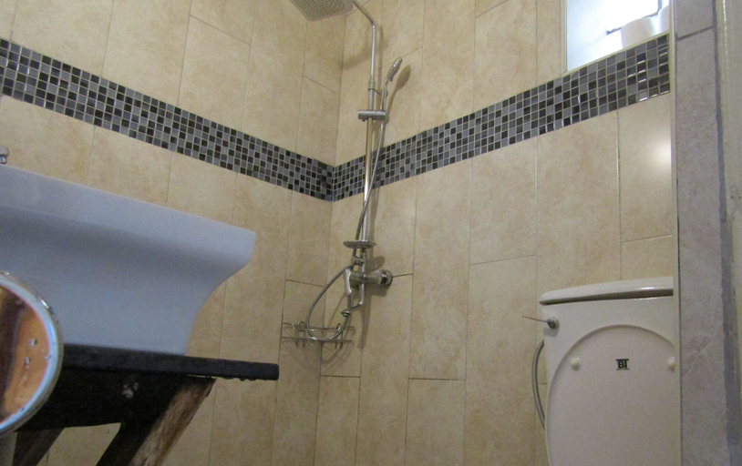 Bathroom 3, Banda Inns, Kampala