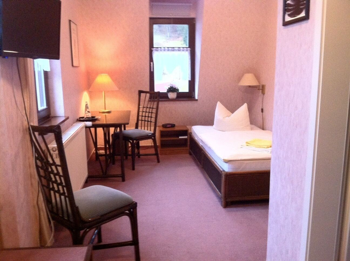 Bedroom 2, Hotel Restaurant Zur Hallenburg, Schmalkalden-Meiningen