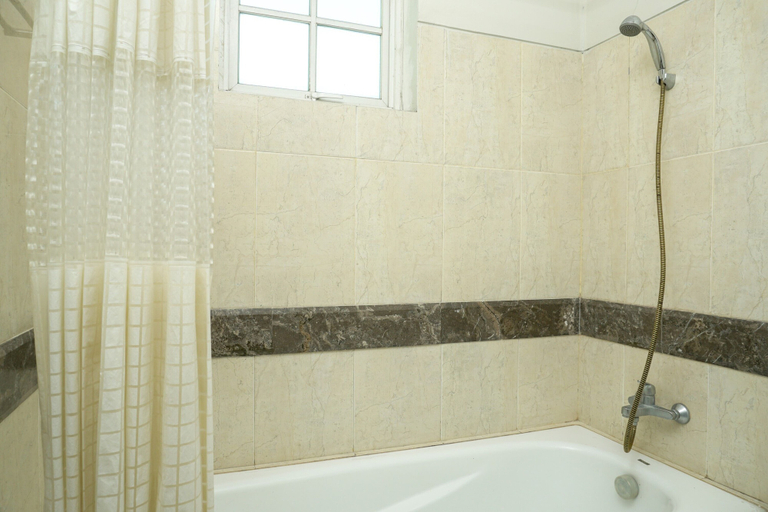Bathroom 5, Comfy 1Br At Bellezza Apartment, Jakarta Pusat