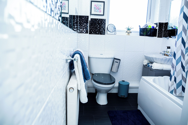 Bathroom 4, Stunning 3bedroom Home Ideal for Long & Short Stay, Dudley