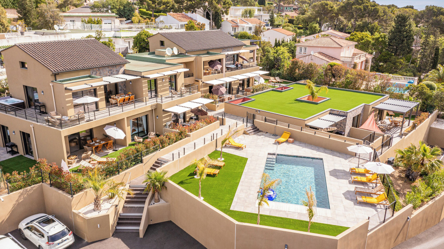 Exterior & Views