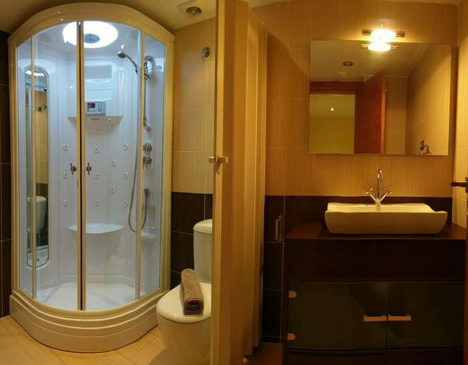 Bathroom 4, Bed And Go Lloret, Girona