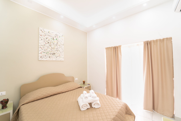 Bedroom 4, Le 4 Stagioni Dante H Napoli Centro by ClaPa Group Dislocated Hospitality, Napoli