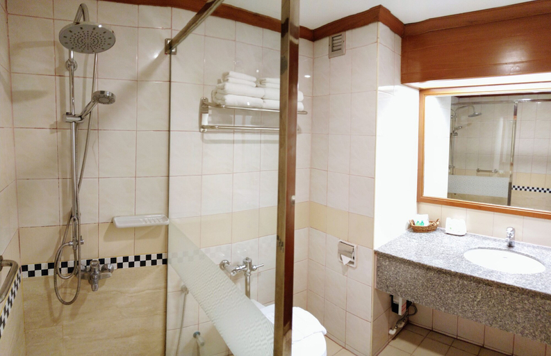 Bathroom 4, The Viangtak Riverside Hotel, Muang Tak