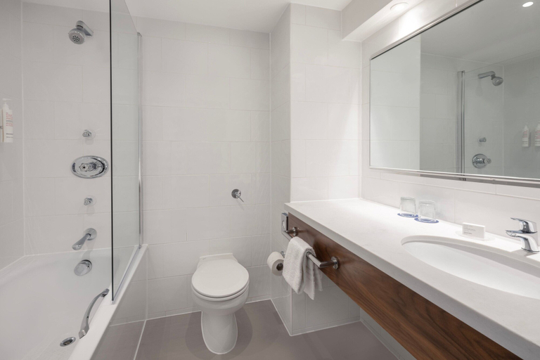 Bathroom 4, Delta Hotels by Marriott Swansea, Swansea