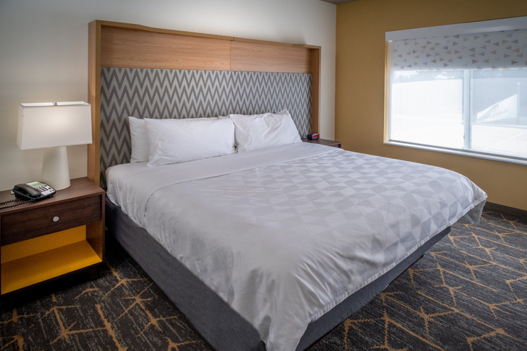 Bedroom 5, Holiday Inn & Suites BECKLEY by IHG, Raleigh